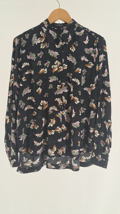 SOAKED IN LUXURY • BLUSE • SORT BLOMSTERPRINT • STR. S
