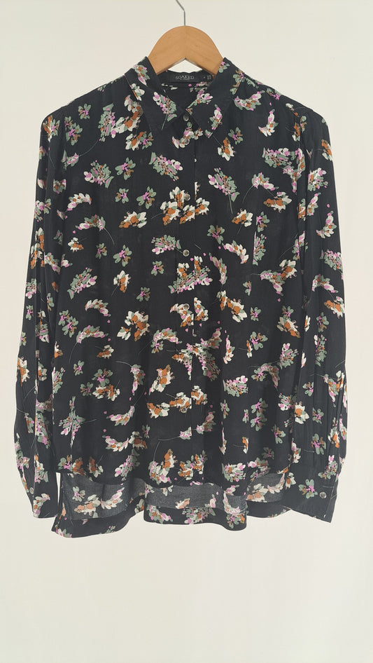 SOAKED IN LUXURY • BLUSE • SORT BLOMSTERPRINT • STR. S