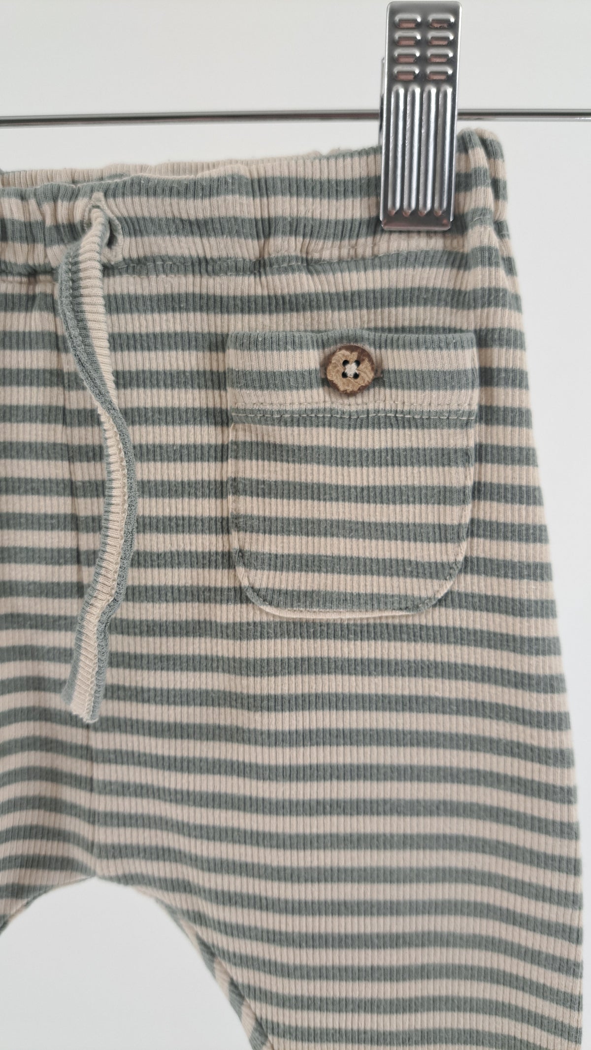 LIL' ATELIER • BUKSER • GRØN/CREME STRIBET • STR. 62