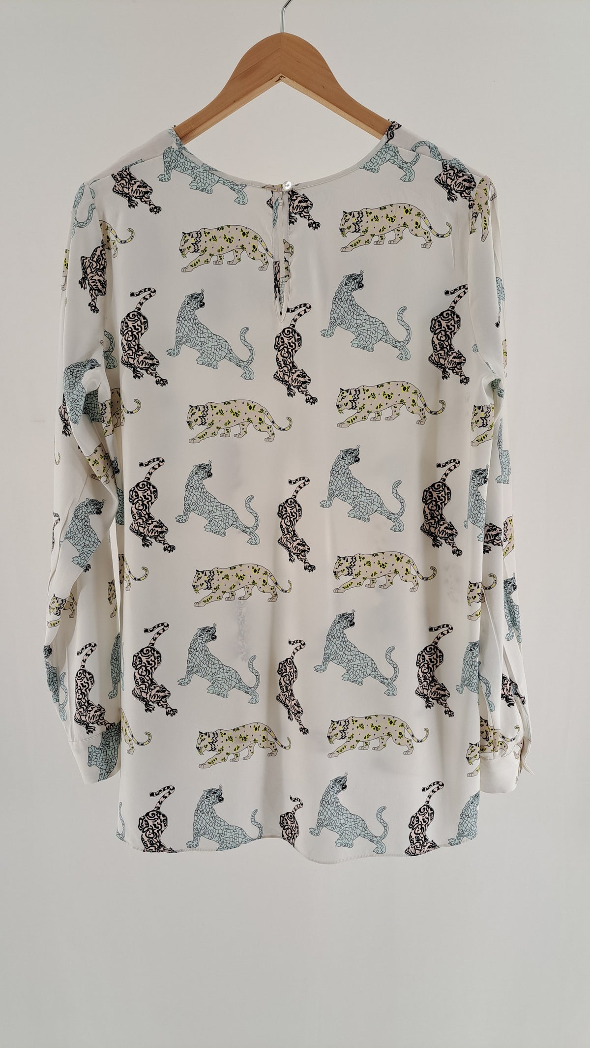 Silkebluse med leopardo print set bagfra