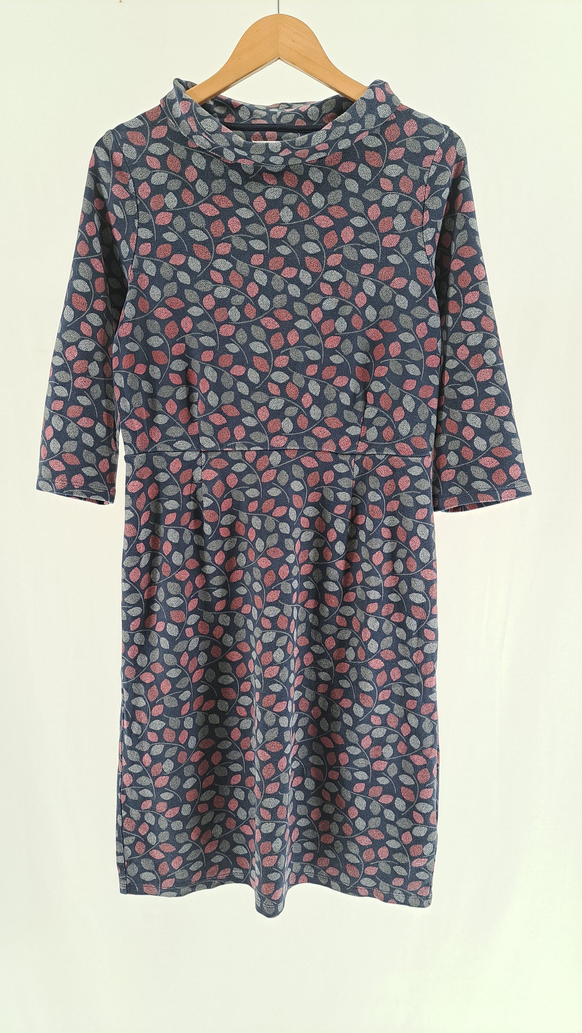 Mørkeblå Seasalt Cornwall Cleats Dress kjole med bladprint set forfra