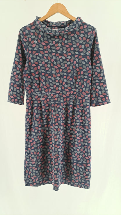 Mørkeblå Seasalt Cornwall Cleats Dress kjole med bladprint set forfra