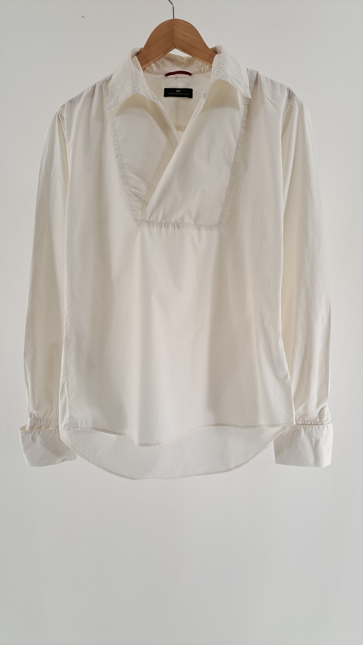 Hvid DAY Birger et Mikkelsen skjortebluse med V-udskæring set forfra