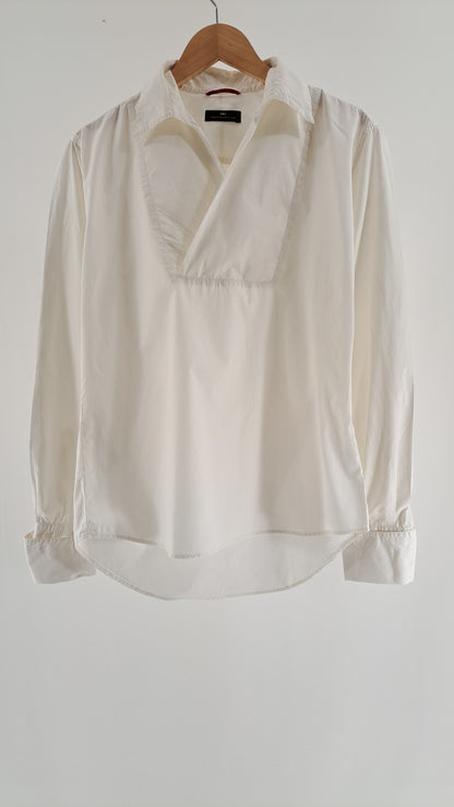 Hvid DAY Birger et Mikkelsen skjortebluse med V-udskæring set forfra