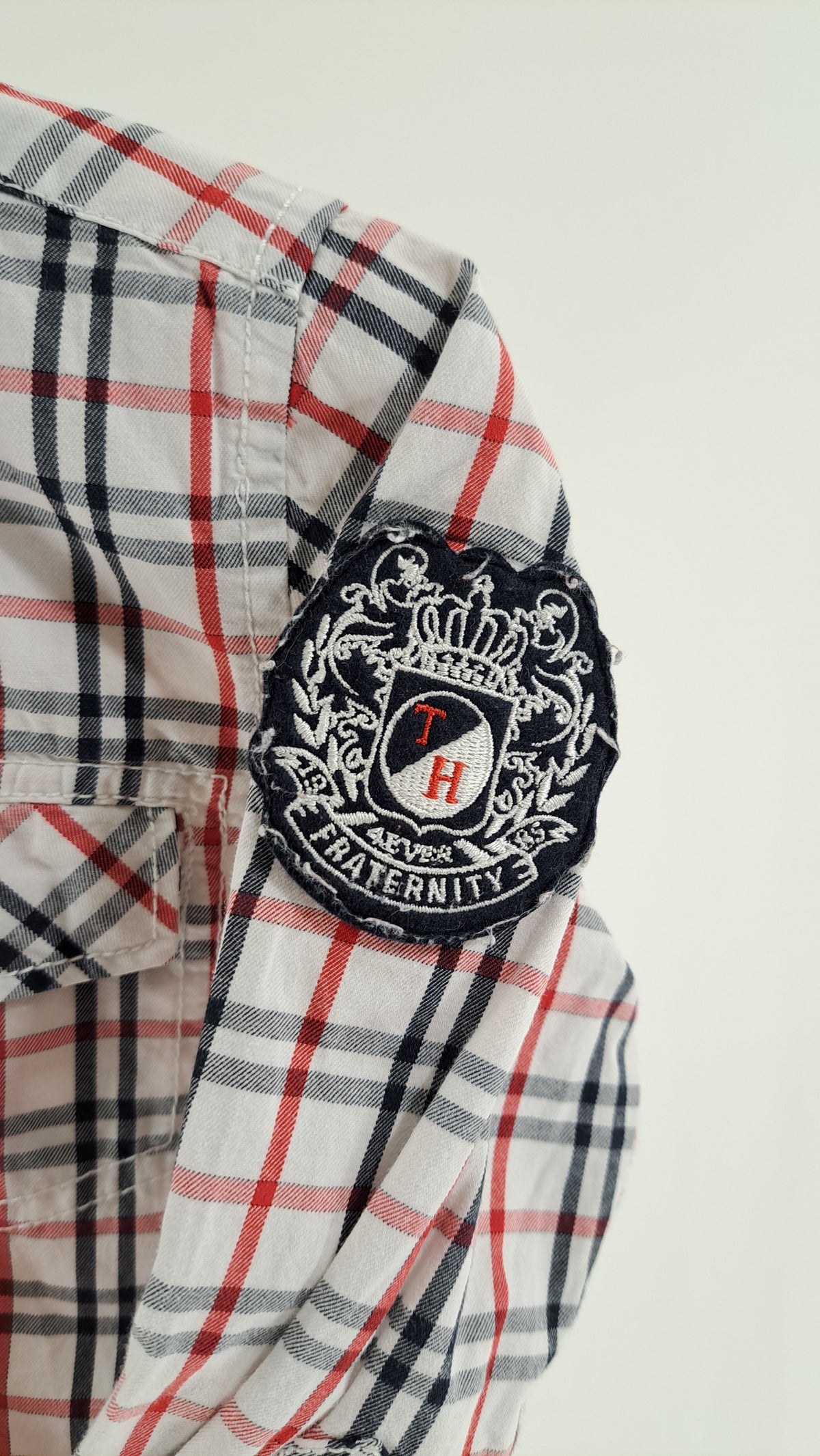 TOMMY HILFIGER • SKJORTE • HVID/MØRKEBLÅ/RØD TERN • STR. 92
