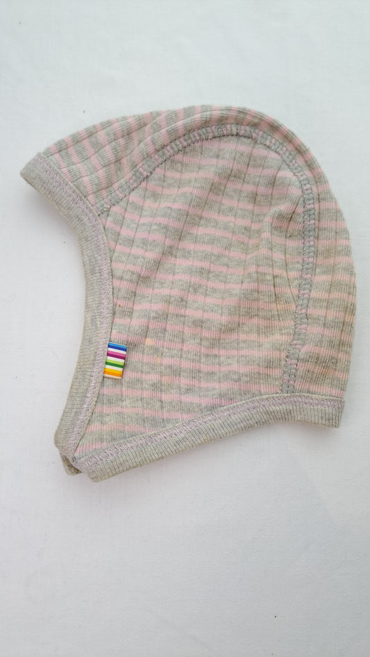 JOHA • HJELM • ROSA/GRÅ STRIB • STR. 4-9 MDR. (45 CM)