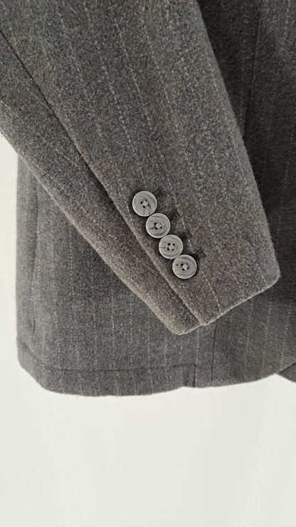 Nærbillede af knapper på ærme af gråmeleret Armani blazer