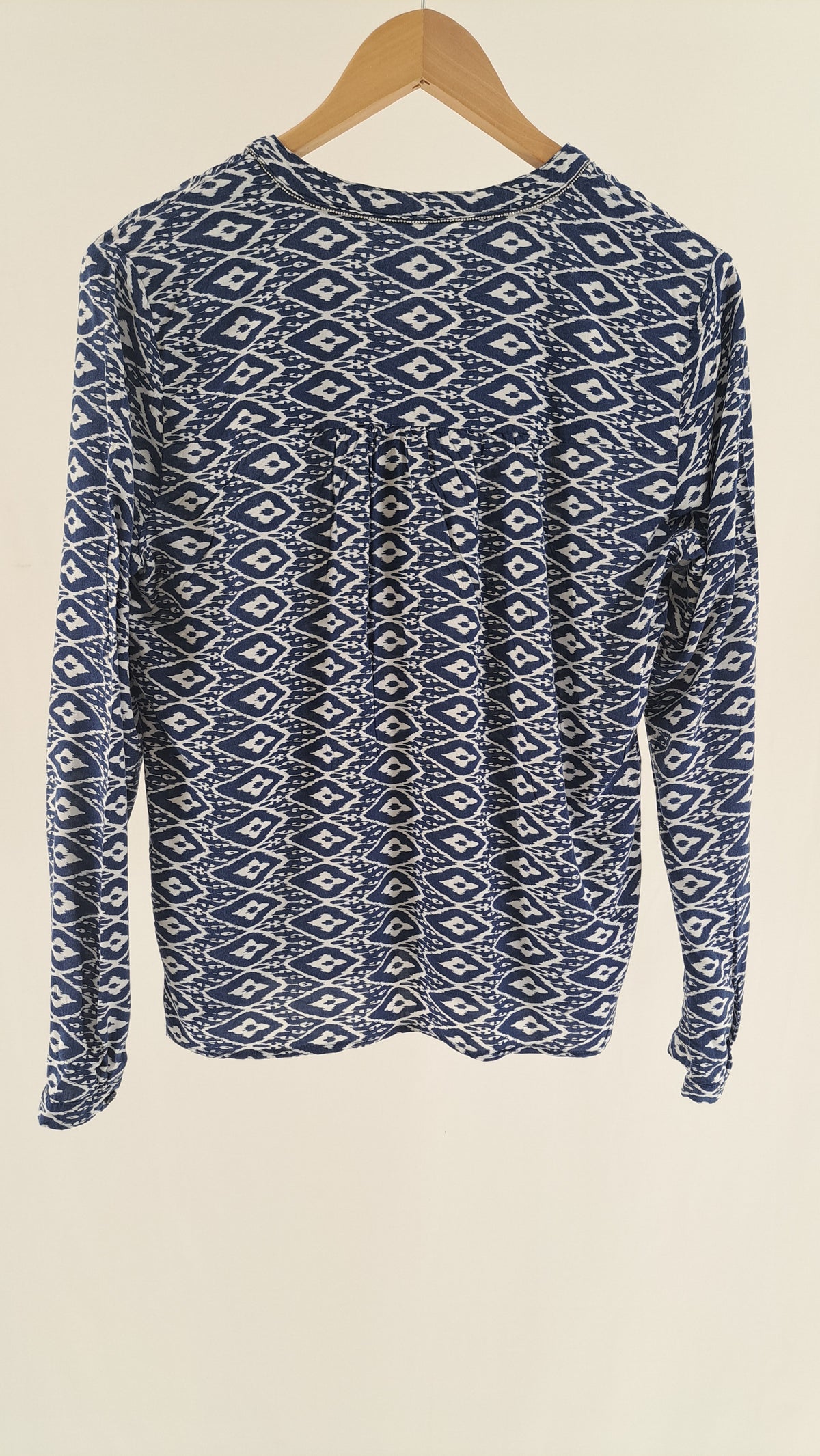 SOAKED IN LUXURY • BLUSE • NAVY IKAT • STR. M