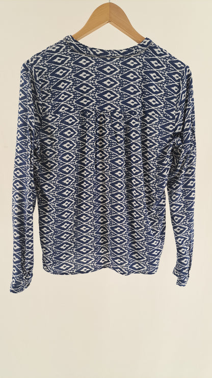SOAKED IN LUXURY • BLUSE • NAVY IKAT • STR. M