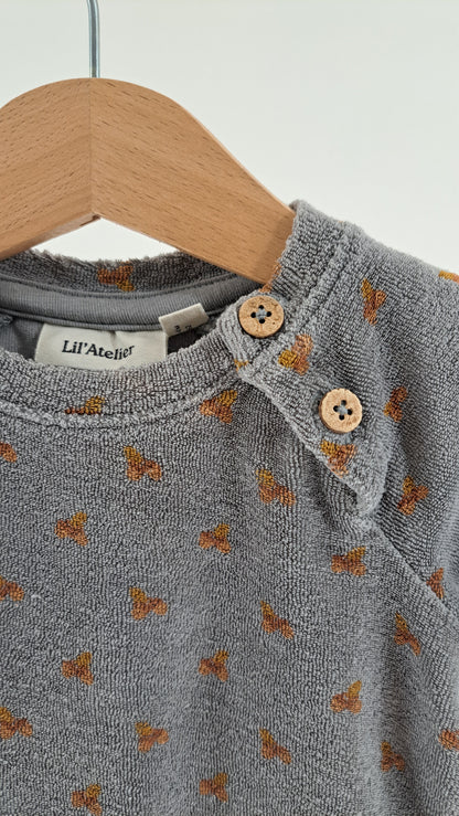 LIL' ATELIER • SWEATER • STØVET BLÅ BLOMSTER • STR. 62