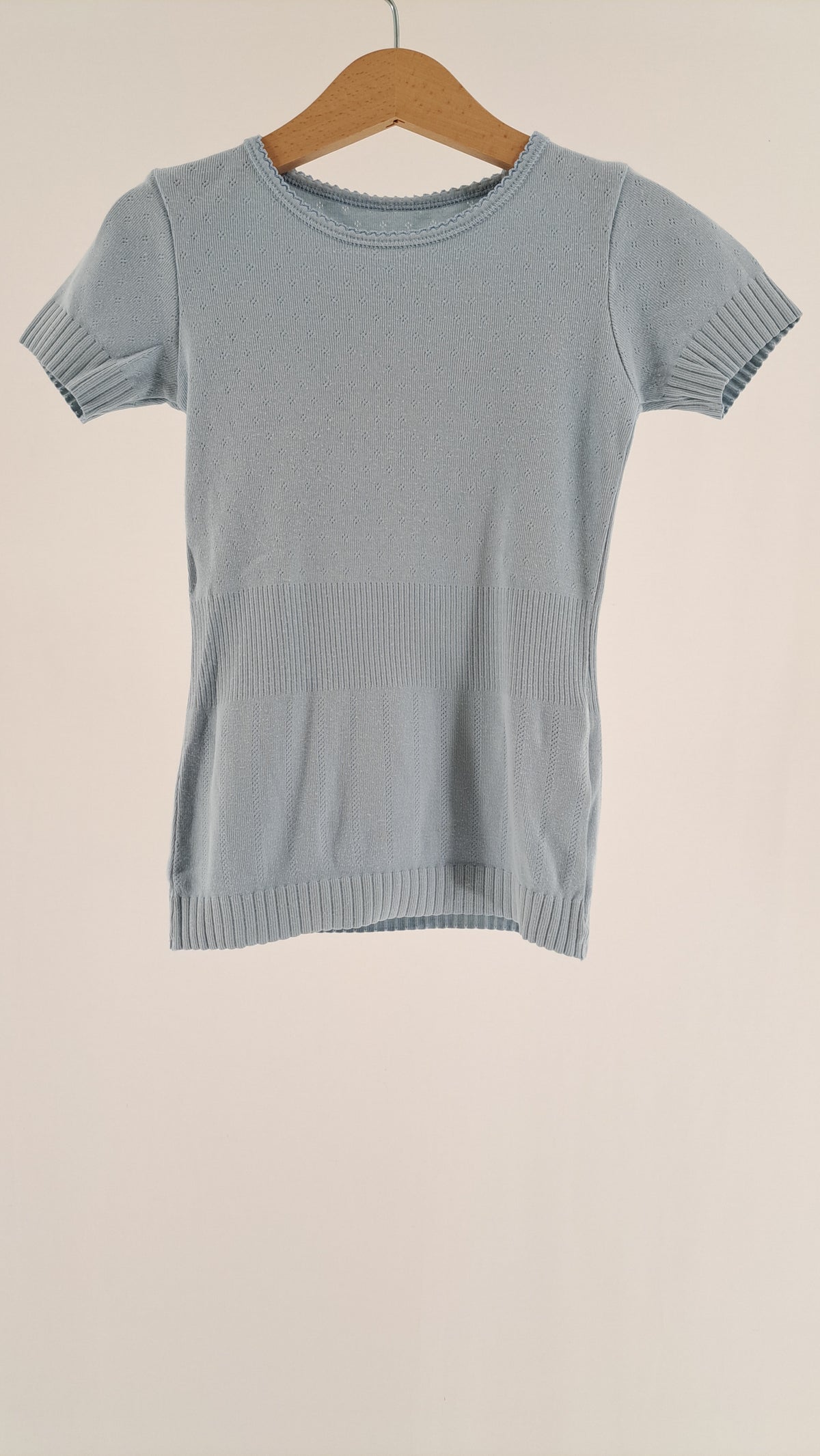 Lyseblå kortærmet rib t-shirt fra Noa Noa Miniature set forfra