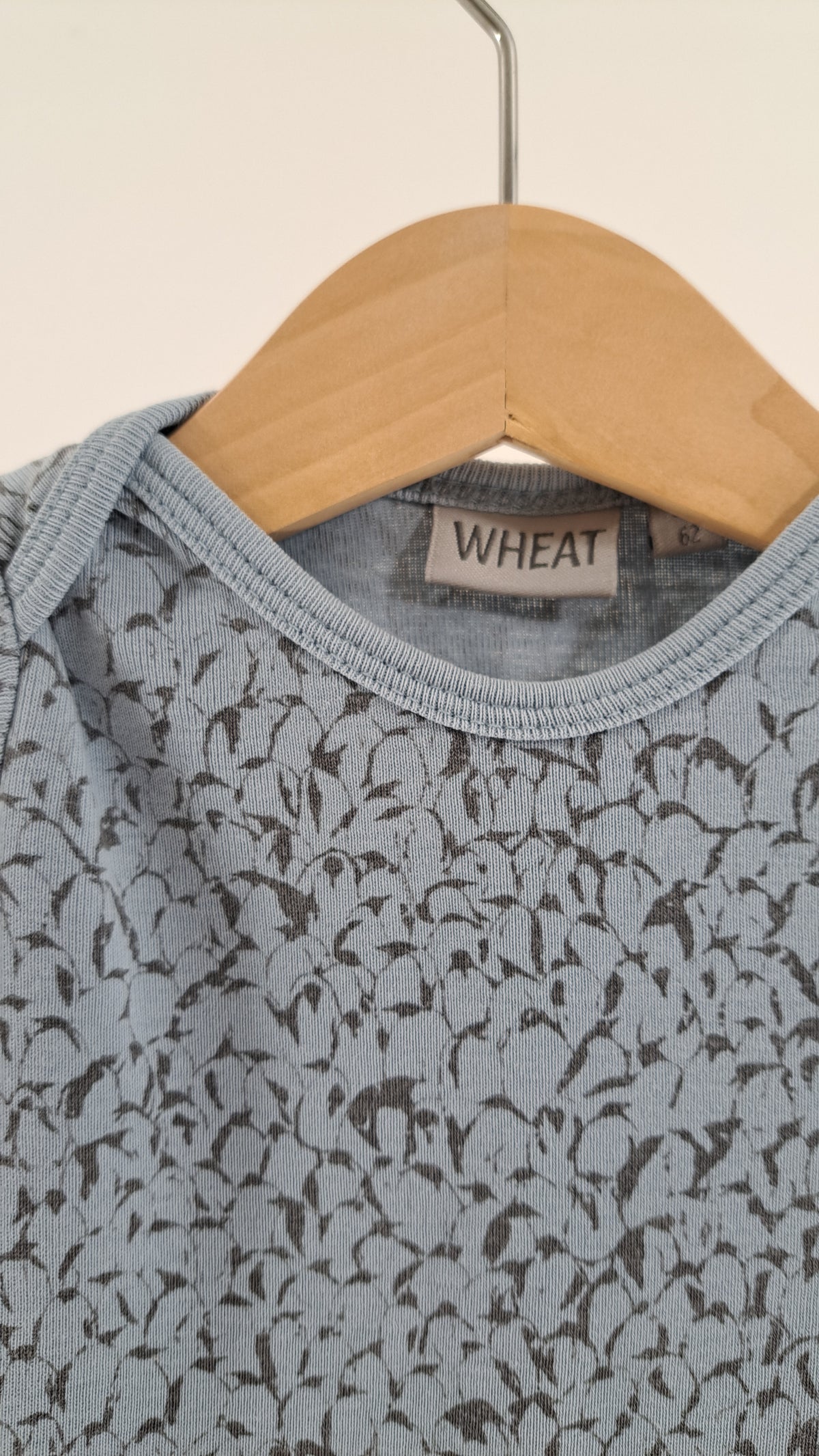 Nærbillede af kuvertlukning ved halsen og Wheat brandlabel