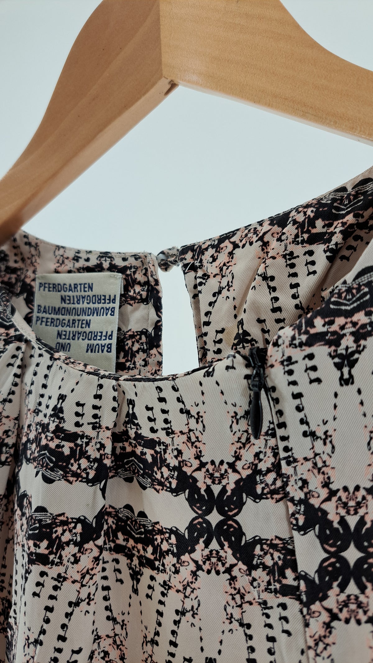 BAUM UND PFERDGARTEN • BLUSE • BEIGE/SORT MØNSTER • STR. M