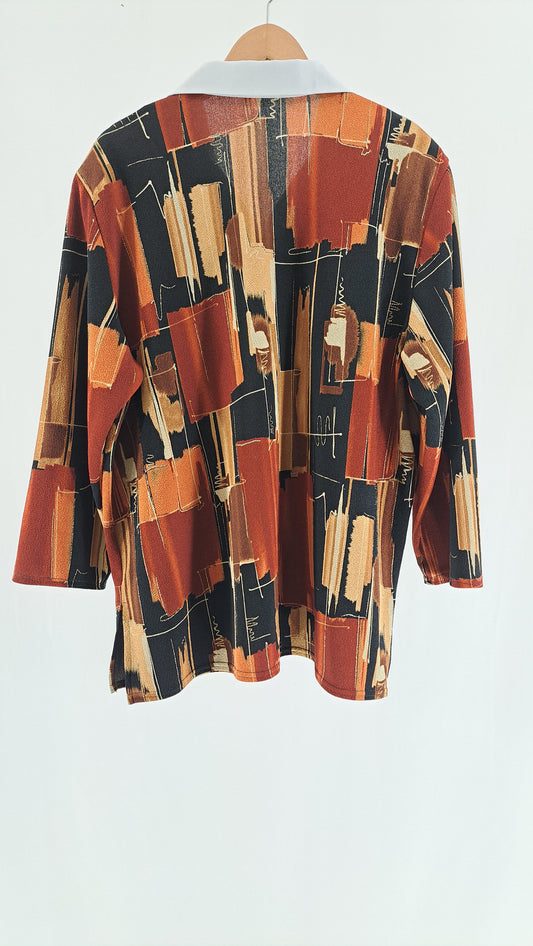 Vintage bluse med geometrisk print i brændte nuancer set bagfra
