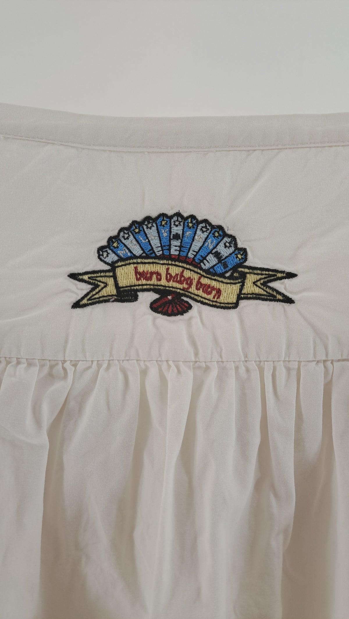 ODD MOLLY • BLUS • VIT FOLKLORISTISK BRODERI • STL. L