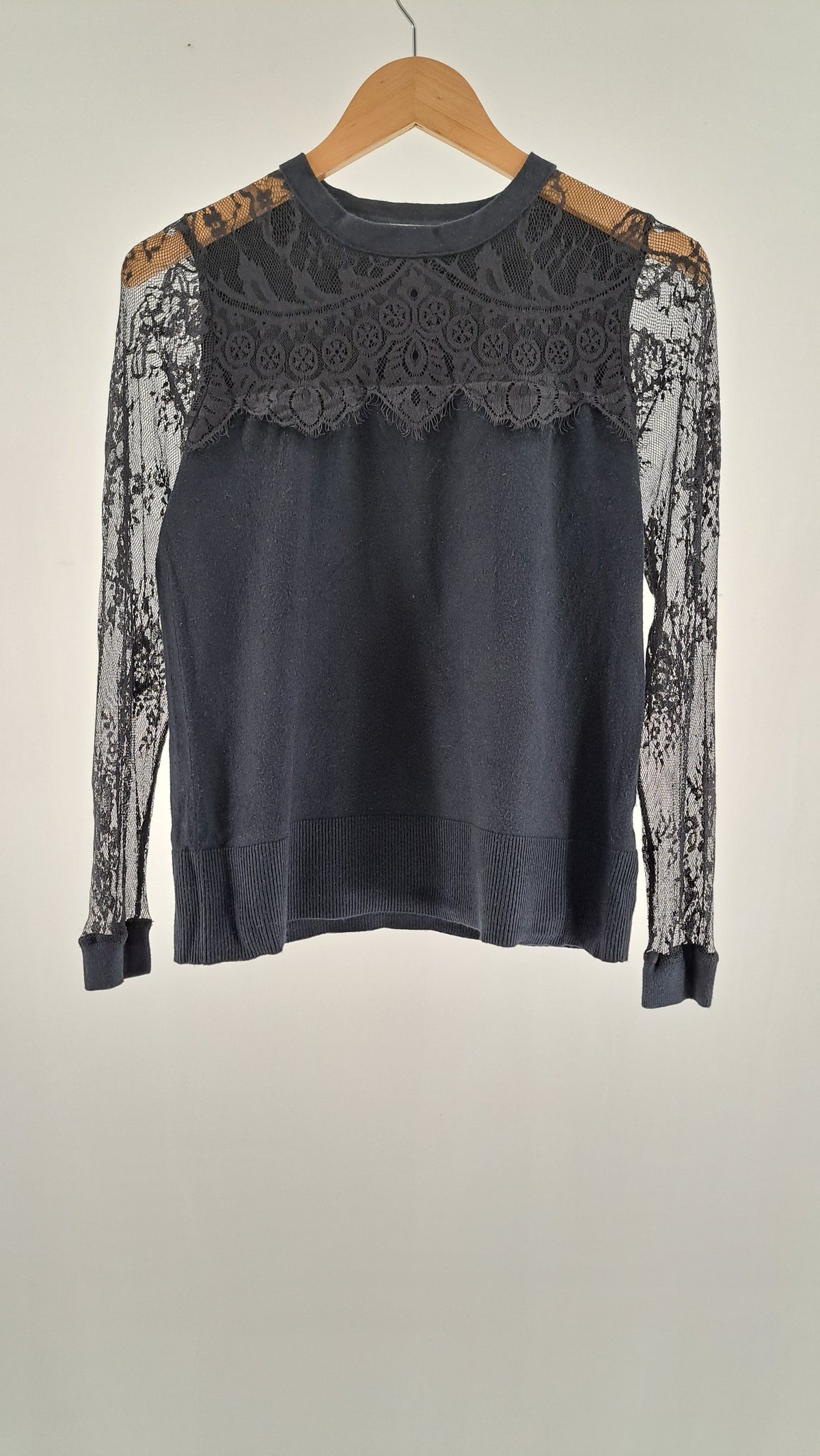 Sort Margit Brandt bluse med transparente blondeærmer og blondedetalje over brystet set forfra