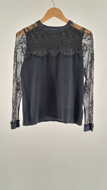 Sort Margit Brandt bluse med transparente blondeærmer og blondedetalje over brystet set forfra