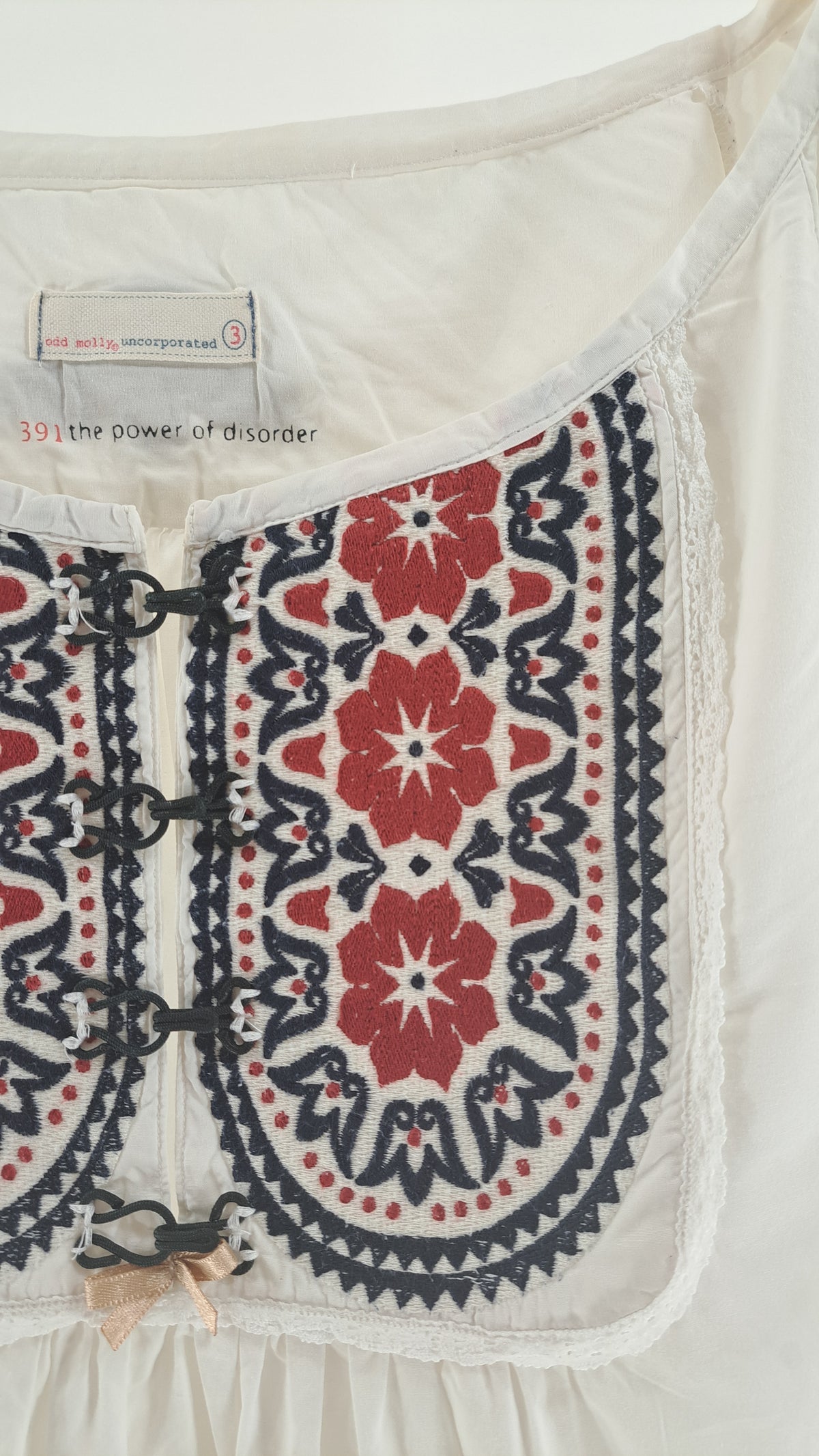 ODD MOLLY • BLUS • VIT FOLKLORISTISK BRODERI • STL. L