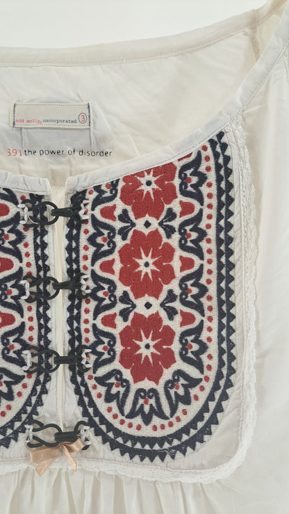 ODD MOLLY • BLUS • VIT FOLKLORISTISK BRODERI • STL. L