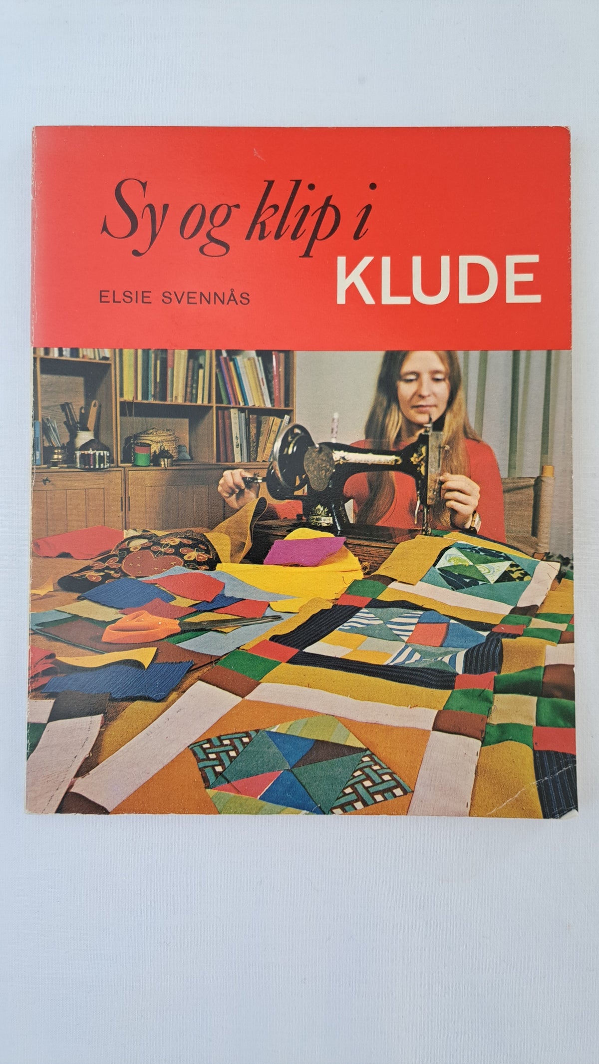 Forside af vintage kreabog Sy og klip i klude af Elsie Svennås med farverigt patchwork og kvinde ved symaskine