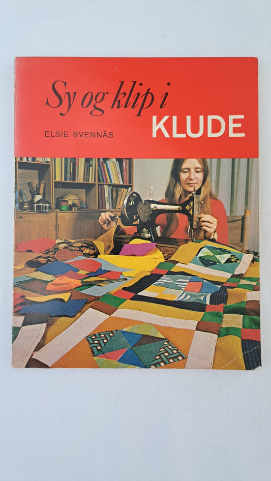 Forside af vintage kreabog Sy og klip i klude af Elsie Svennås med farverigt patchwork og kvinde ved symaskine