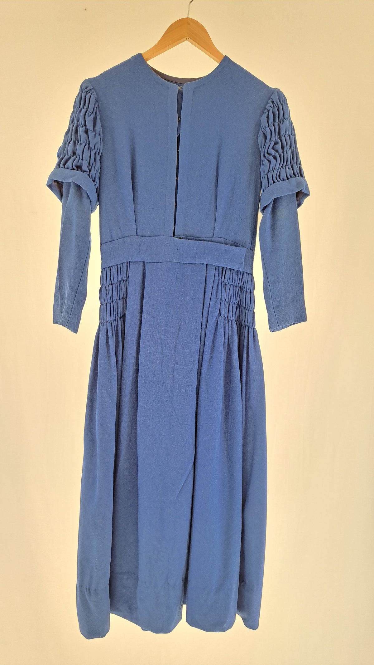 Blå vintage tyrolerkjole med smockstykke set bagfra