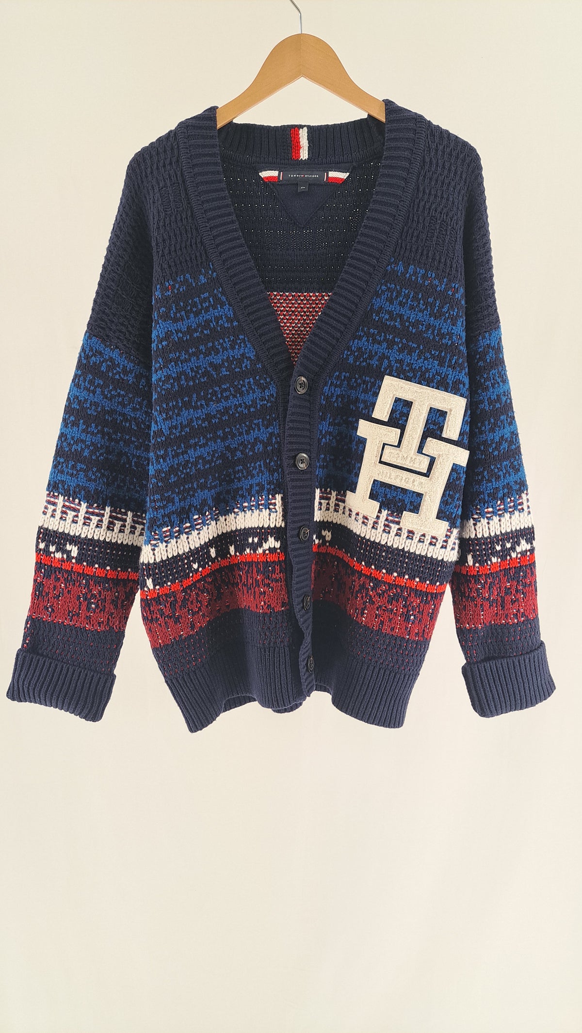 TOMMY HILFIGER oversize cardigan i navy med grafiske striber i rød, hvid og blå, knaplukning foran og et stort TH-mærke, str. XXL