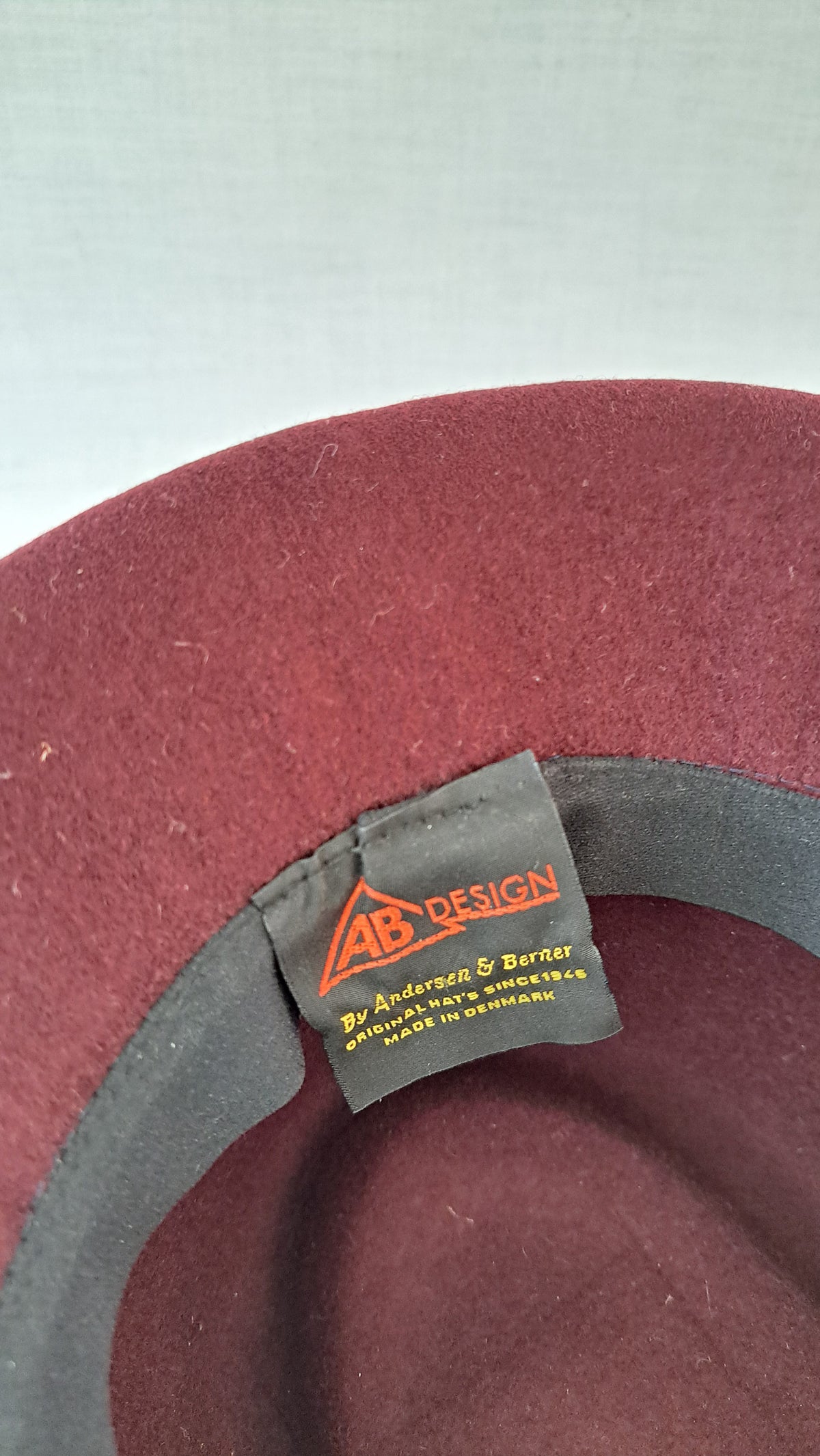 Nærbillede af mærket Andersen og Berner AB Design Made in Denmark indvendigt i hatten