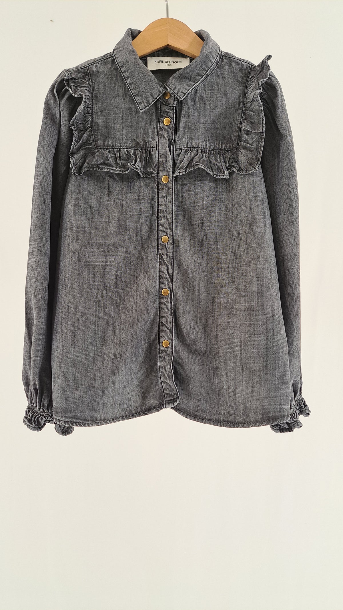 Mørkegrå Sofie Schnoor Girls denimskjorte med flæser over brystet set forfra