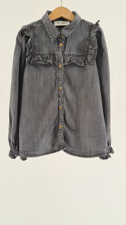 Mørkegrå Sofie Schnoor Girls denimskjorte med flæser over brystet set forfra