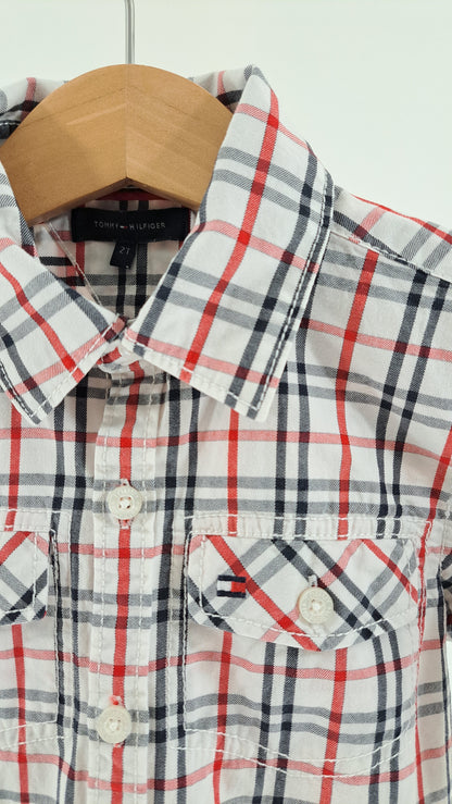 TOMMY HILFIGER • SKJORTE • HVID/MØRKEBLÅ/RØD TERN • STR. 92