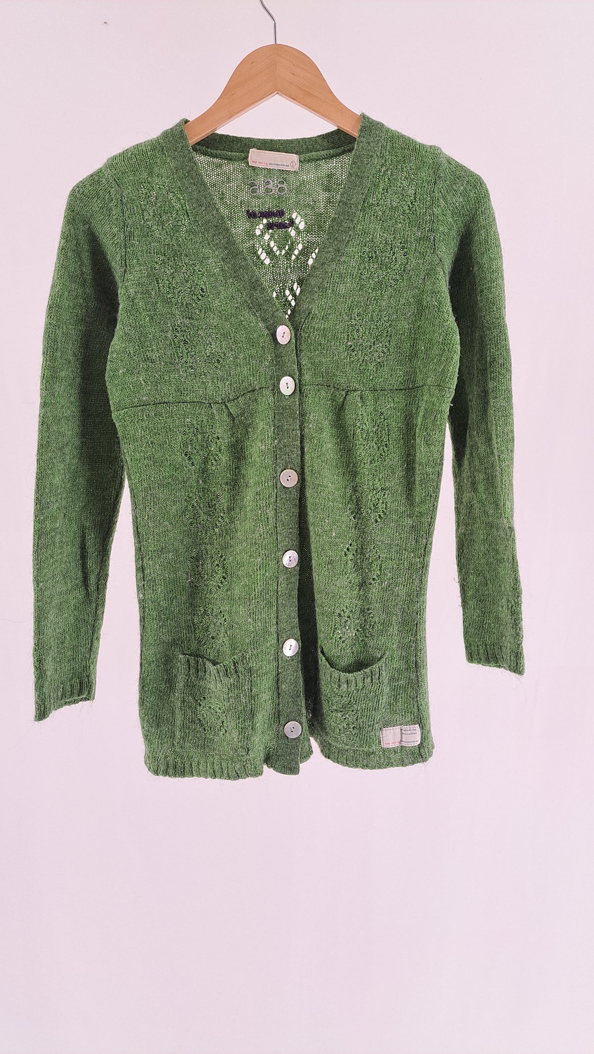 Grøn Odd Molly cardigan med hulmønster og knapper set forfra