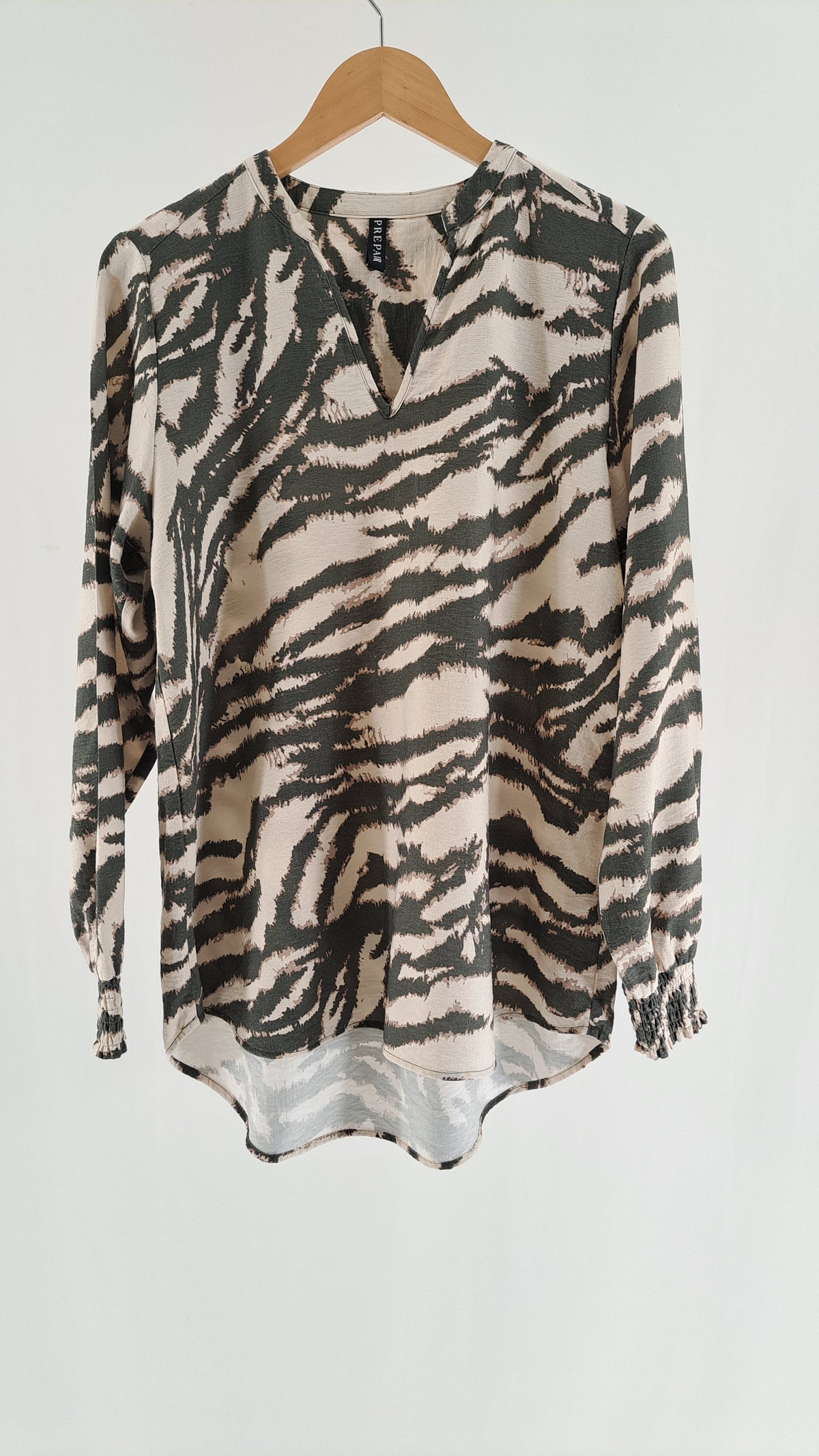 PREPAIR Villa-bluse i sort og creme zebralignende print med V-udskæring set forfra