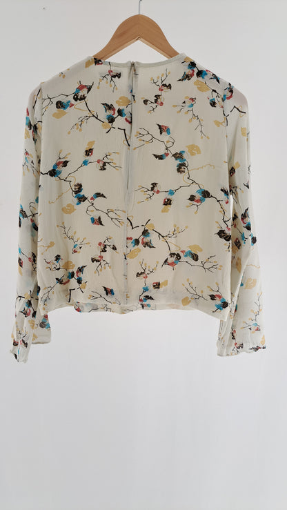 Cremefarvet GANNI bluse med lynlås i nakken set bagfra