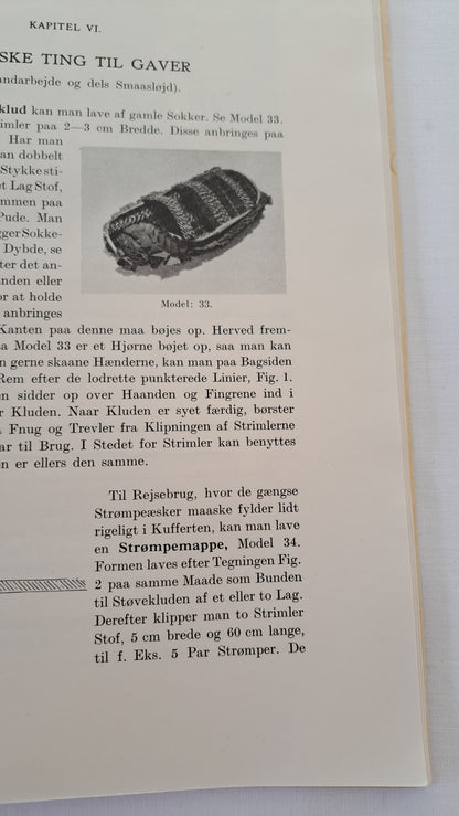 Opslag i vintage bogen med tekst, instruktioner og illustration af syet tilbehør