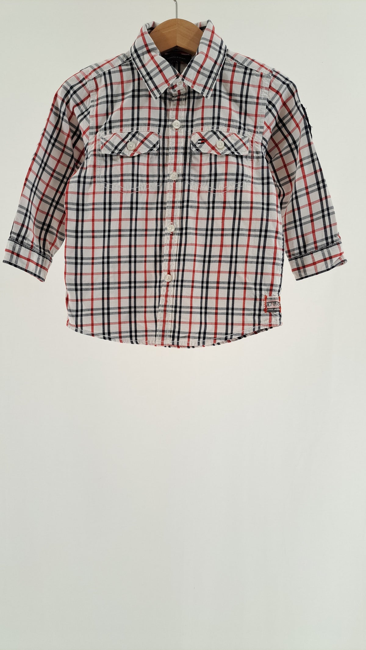 TOMMY HILFIGER • SKJORTE • HVID/MØRKEBLÅ/RØD TERN • STR. 92