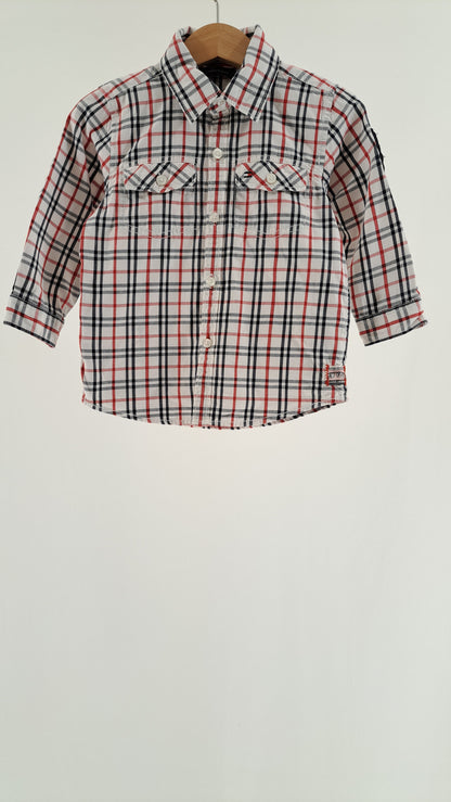 TOMMY HILFIGER • SKJORTE • HVID/MØRKEBLÅ/RØD TERN • STR. 92