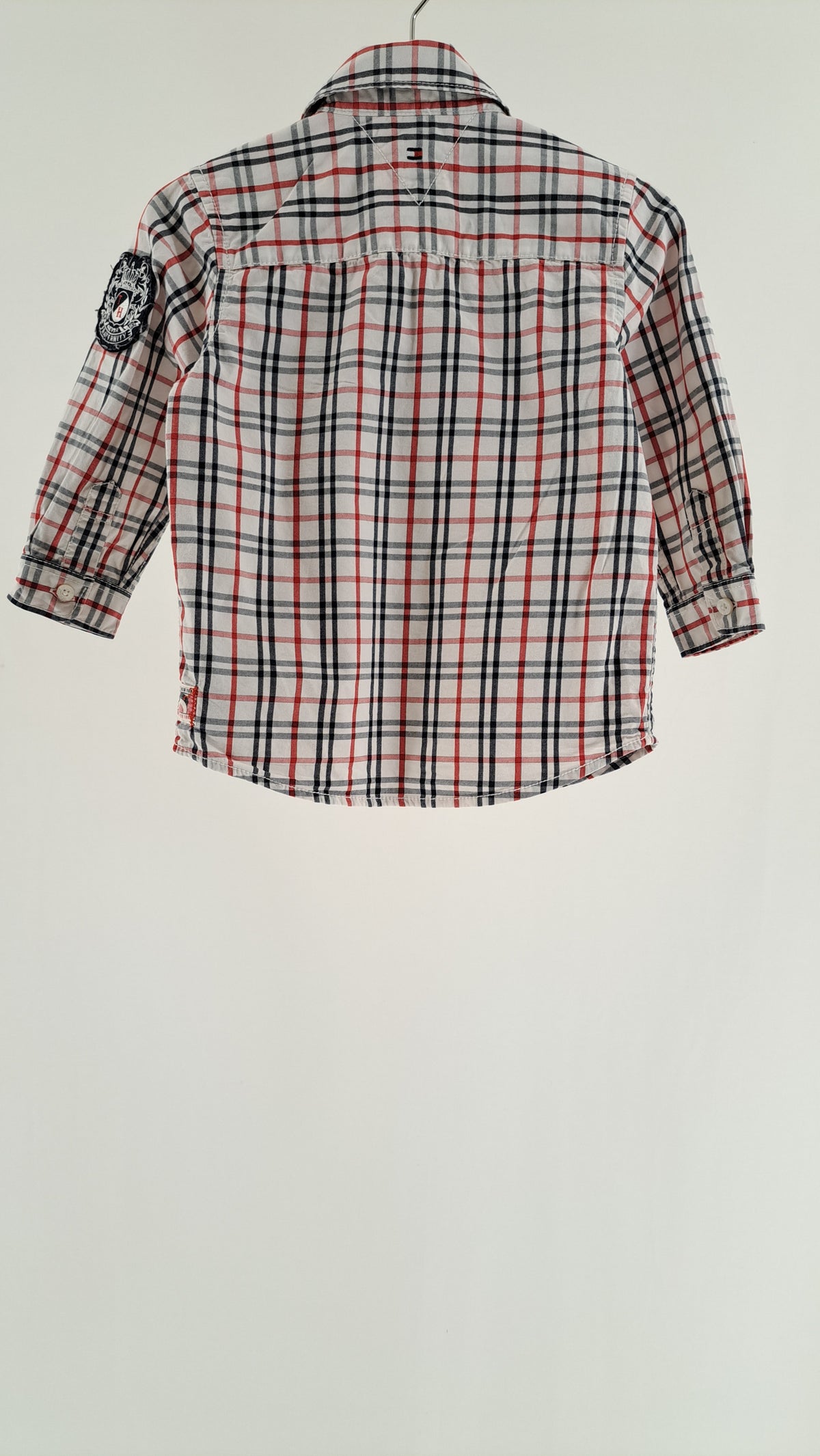 TOMMY HILFIGER • SKJORTE • HVID/MØRKEBLÅ/RØD TERN • STR. 92
