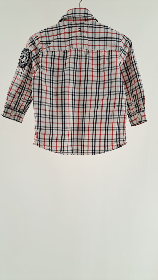 TOMMY HILFIGER • SKJORTE • HVID/MØRKEBLÅ/RØD TERN • STR. 92