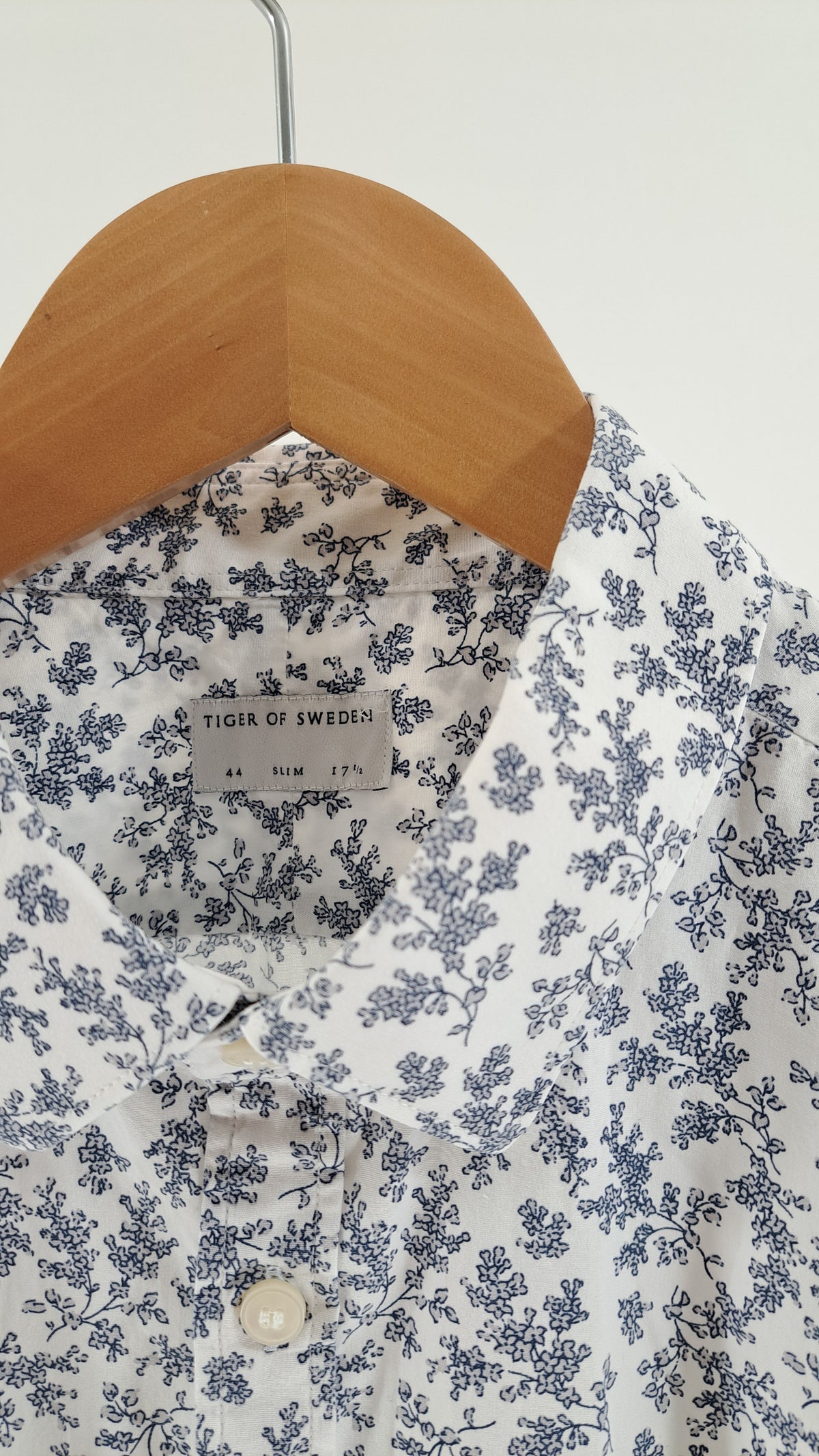 TIGER OF SWEDEN • SKJORTE • HVID BLOMSTERPRINT • STR. M