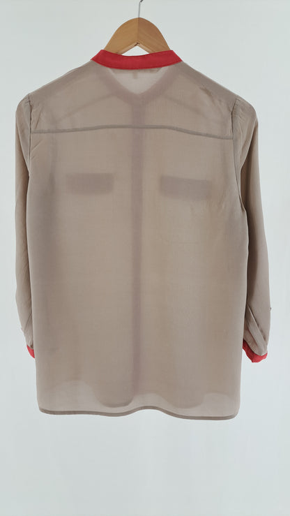 CUSTOMMADE • BLUSE • BEIGE/RØD COLORBLOCK SILKE • STR. S