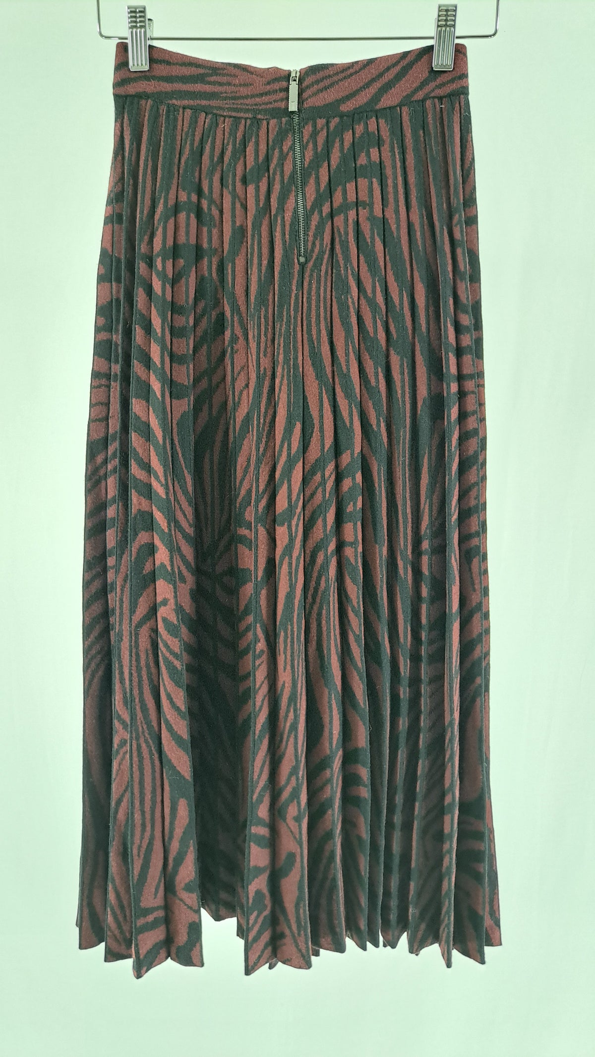 TED BAKER LONDON • KJOL • BORDEAUX SVART SWIRL PLISSÉ • STR. XS
