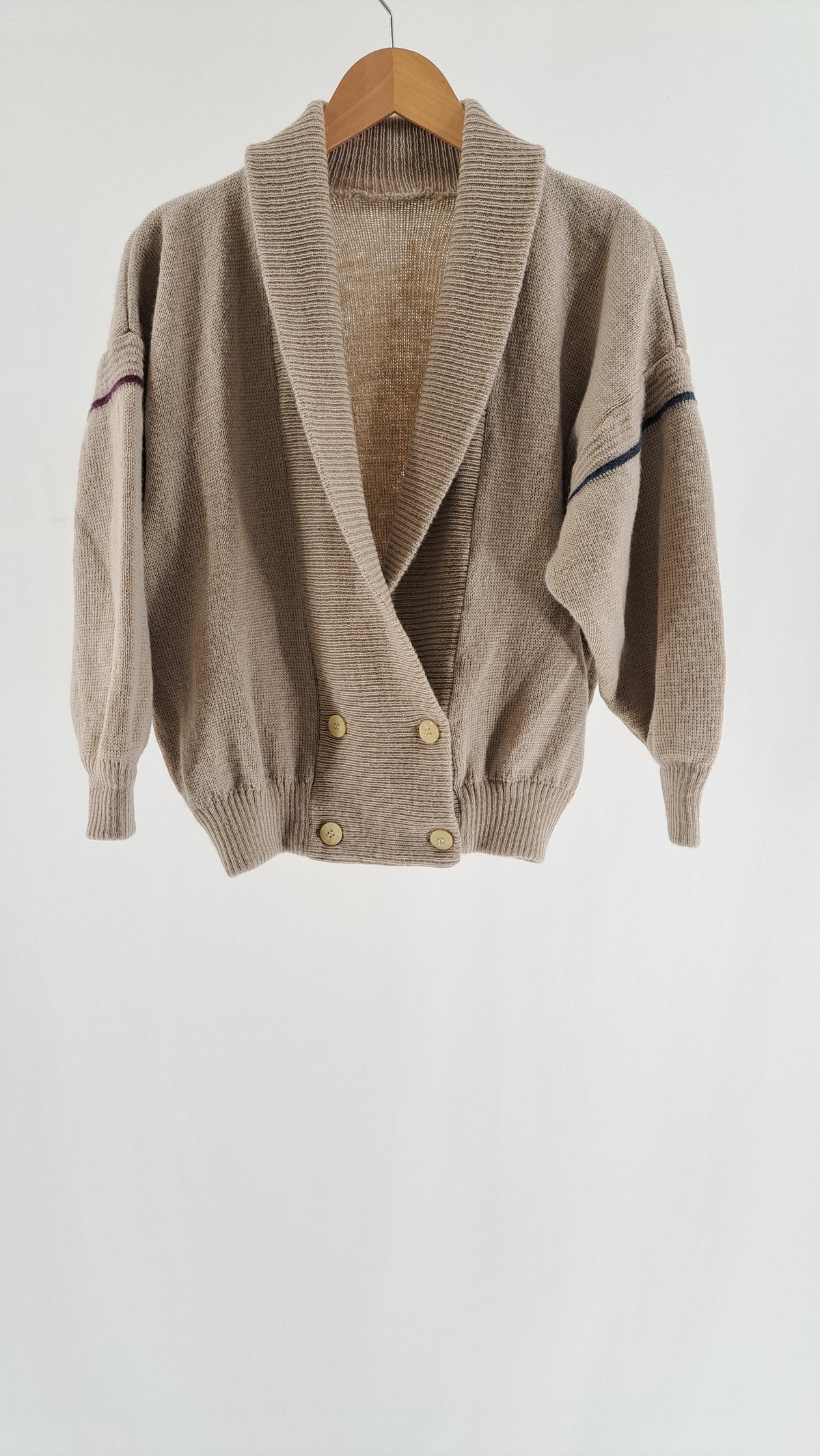 Beige vintage Schoeller uldcardigan med sjalskrave og dobbeltradet knaplukning set forfra
