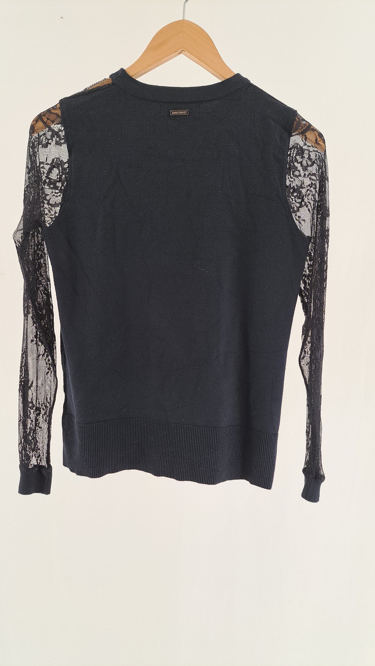 Sort Margit Brandt bluse med blondeærmer set bagfra