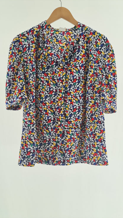 Farverig mønstret vintage T-shirt bluse med abstrakt print set forfra