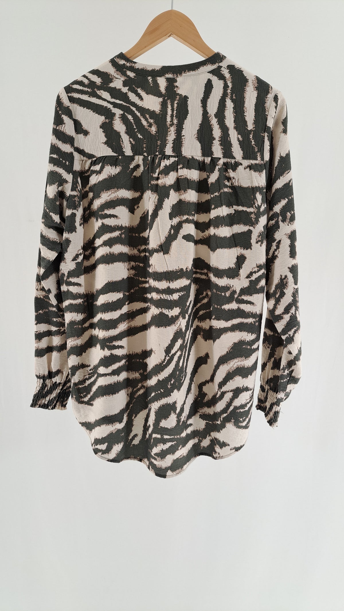 PREPAIR Villa-bluse med zebra print og afrundet kant set bagfra