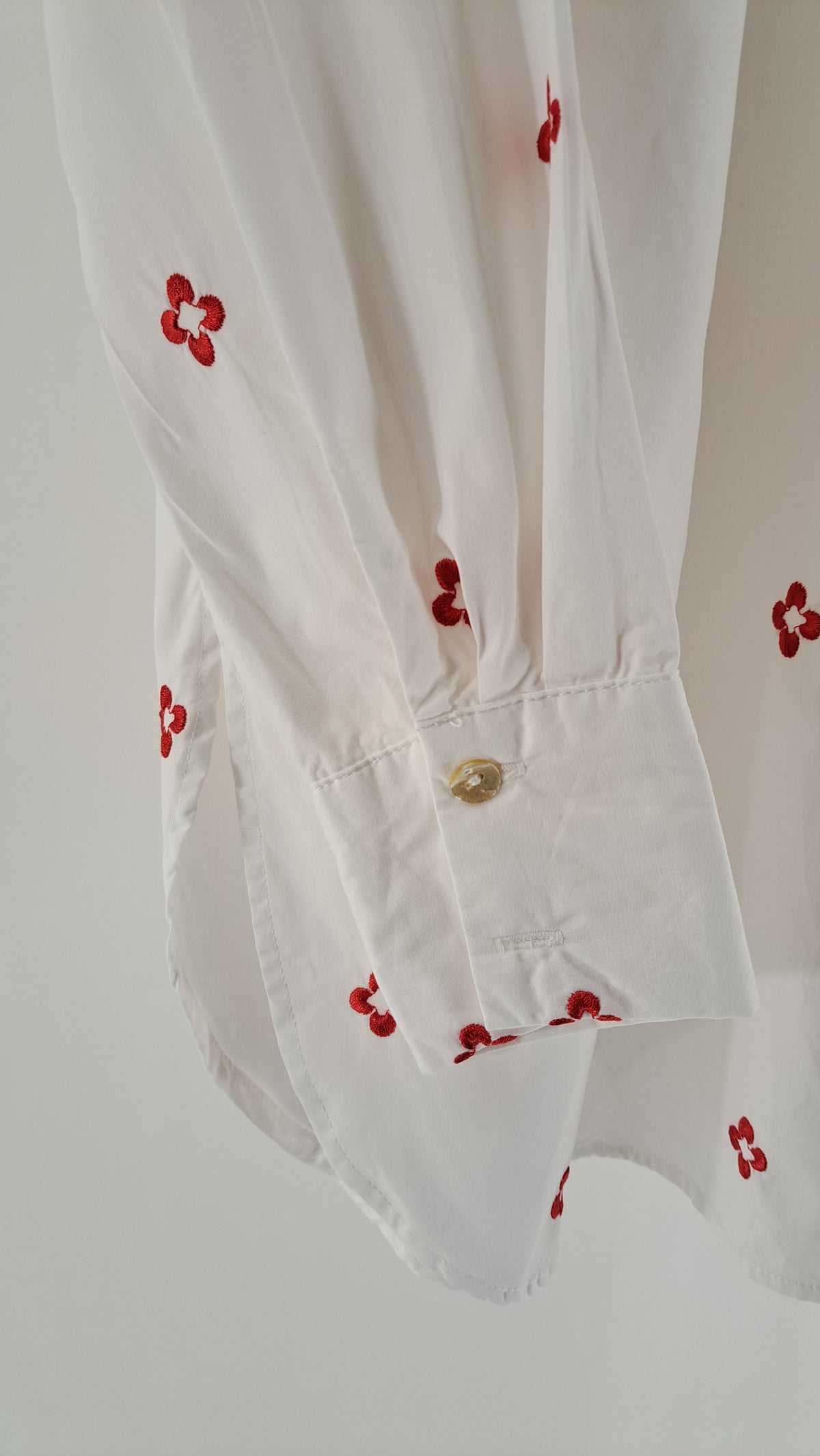 Nærbillede af ærmemanchetter med detaljer på Love & Divine skjorte