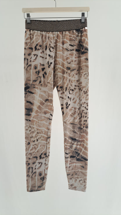 Gustav leggings med dyreprint i beige og brune nuancer set forfra
