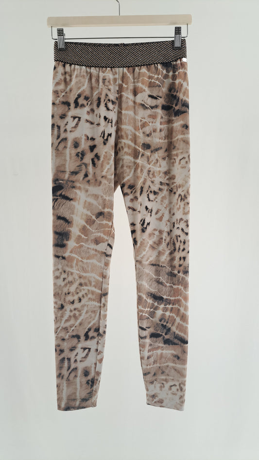 Gustav leggings med dyreprint i beige og brune nuancer set forfra