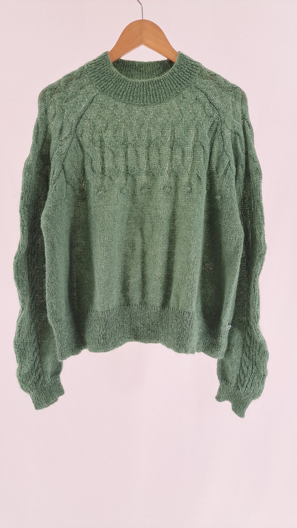 DANEFÆ • SWEATER • SAGEGRØN FLETTESTRIK • STR. L